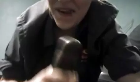 Szczupła blondynka lubi się pieprzyć filmiki porno z mamuskami w dupę