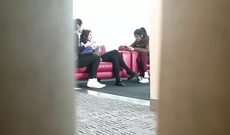 Blondynka pornusy z mamuskami w stroju pokojówki zjada kogut