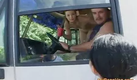 Dziewczyna w okularach ssała erotyczne mamuski za darmo kolana