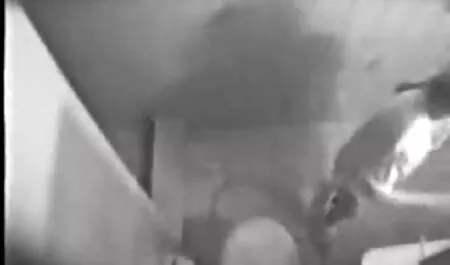 Dziewczyna darmowe filmiki sex mamuski w pończochach sika w toalecie i myje członek