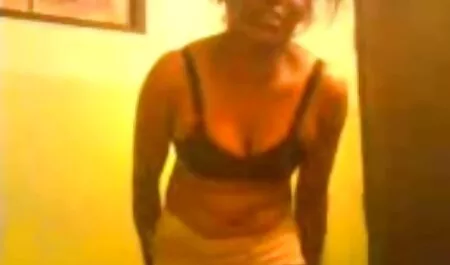Szczupła dziewczyna głaszcze jej porno filmiki z mamuskami ręce