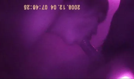 Rosyjski facet, który ma dwie dziewczyny na kanapie ma darmowe filmiki porno z mamuskami język