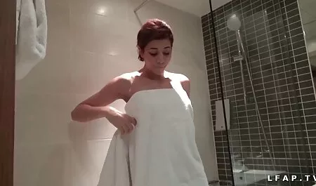 Pan młody odpoczywa ze swoimi porno filmy z mamuskami przyjaciółmi w wannie z hydromasażem.