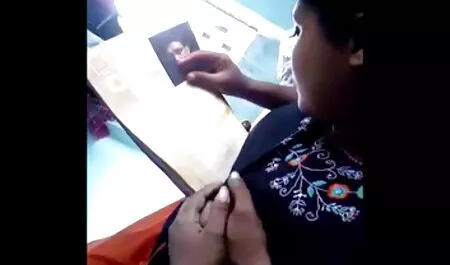 Butch sex mamuśki filmiki za darmo z tatuażem na plecach daje dwóm mężczyznom