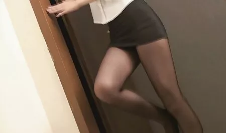 Gorąca Hap mamuski sex filmiki siedzi w łazience i pieści jej ciało