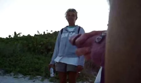 Mężczyzna filmy erotyczne z mamuskami za darmo suka jedzenie moaning