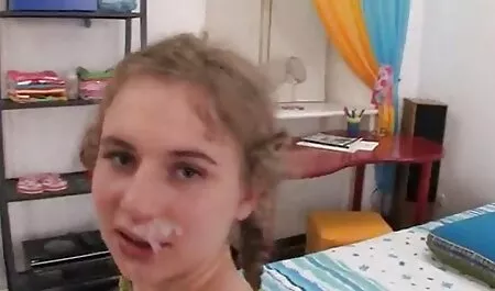 Pulchna kobieta napisała na talerzu na stole seks filmy z mamuśkami owłosionego faceta
