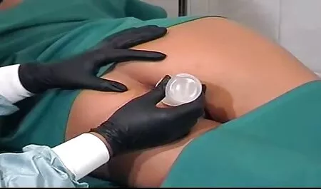 Mężczyzna zauważa dziewczyna mierzy ostre porno z mamuśkami jej puls