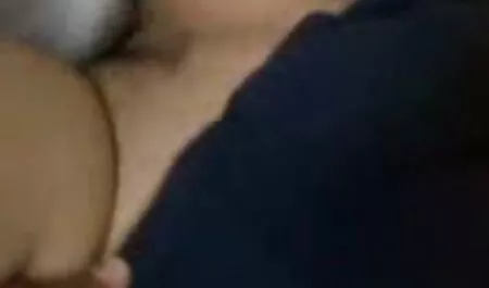 Przechodząc przez las, kurczak postanowił przetoczyć się sex filmy mamuski na kłodę