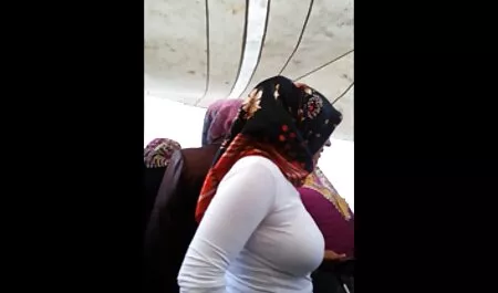 Dziewczyna pokazuje sex darmowe mamuski Striptiz z kulkami pochwy