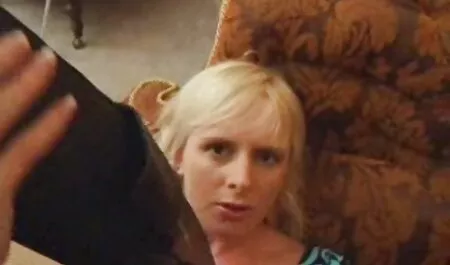 Kelnerka sexmamuski filmy chwyciła wibrator i nauczyła się pieprzyć kutasa