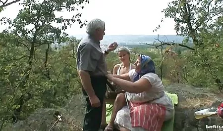 Czarny sexmamuski filmy kogut pieprzy dziewczynę w anal