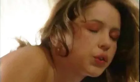 Mycie ciała i piercing free sex mamuski na ukrytą kamerę w łazience