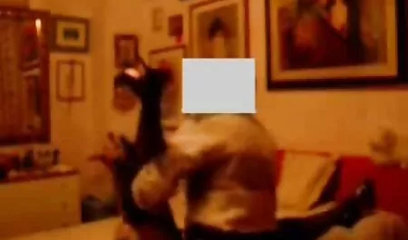Dziewczyna stała pod drzewem i patrzyła z przyjemnością. filmy erotyczne z mamuskami za darmo