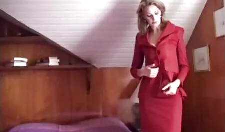 Wysoka dziewczyna pokazuje striptiz sex filmy za darmo mamuski w kuchni