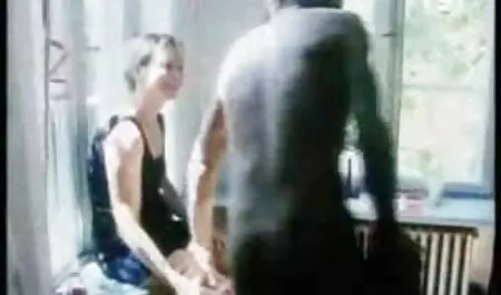 Mężczyzna dał niespodziankę w postaci naszyjnika mamuski za darmo filmy