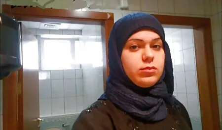 Kręcone włosy brunetka pieprzy się sex kamerki za darmo mamuski w dupę