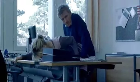Szczupła suka w darmowe filmiki sex mamuski krótkiej spódniczce z gołymi cyckami