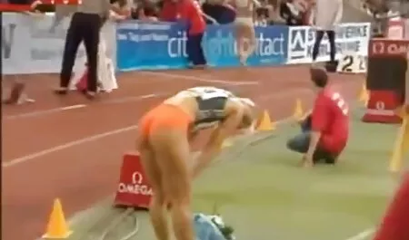 Dziwka z dwoma darmowe filmy erotyczne z mamuśkami otworami pieprzy się z trzema mężczyznami