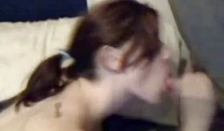 Dziecko jest chude w pasiastych ostre porno z mamuśkami skarpetkach, z ubraniami i miękkim