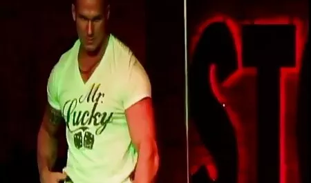 Doprowadziła się do orgazmu, kiedy próbowała założyć ubrania darmowe filmy porno z mamuśkami w sklepie